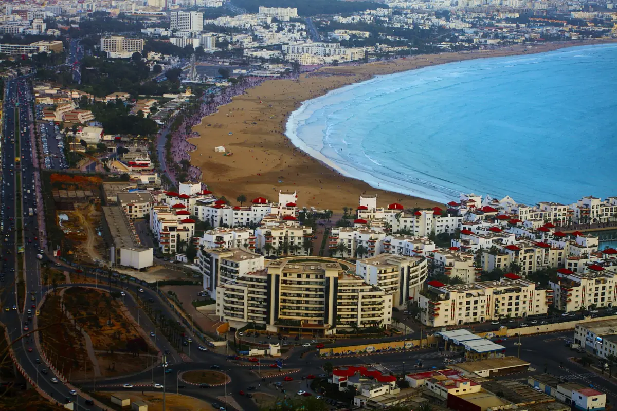 Der geschwungene Strand und die Bucht von Agadir von oben