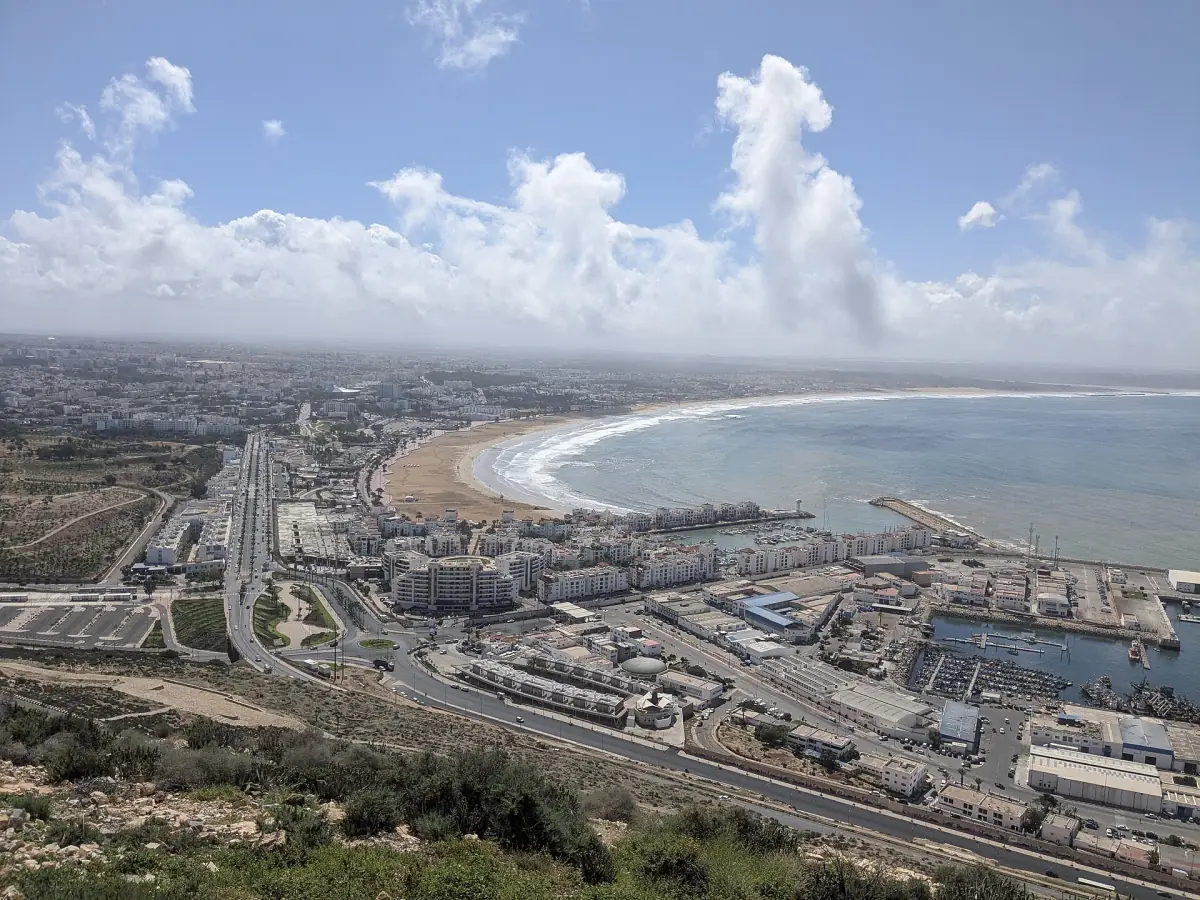 Strand und Hafen von Agadir von Agadir Oufella aus