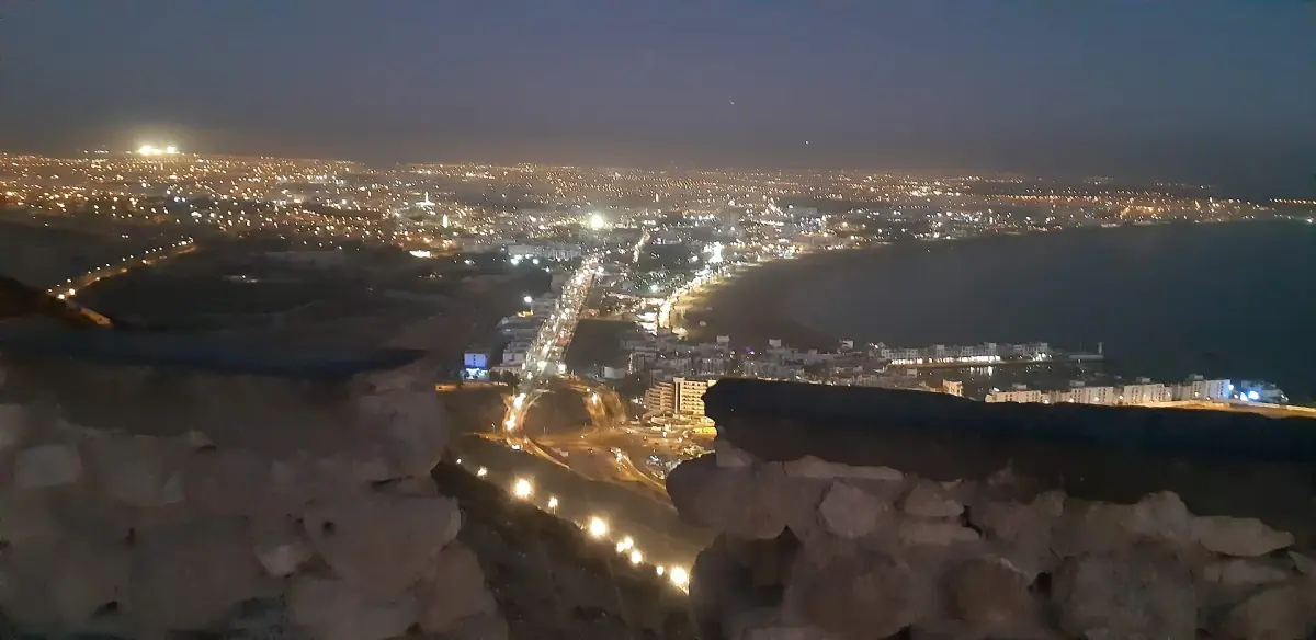 Die Lichter der Corniche bei Nacht vom Kasbah-Hügel