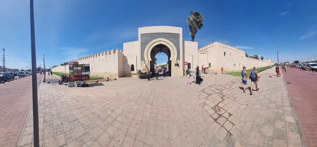 Das Haupttor des Souk El Had in Agadir