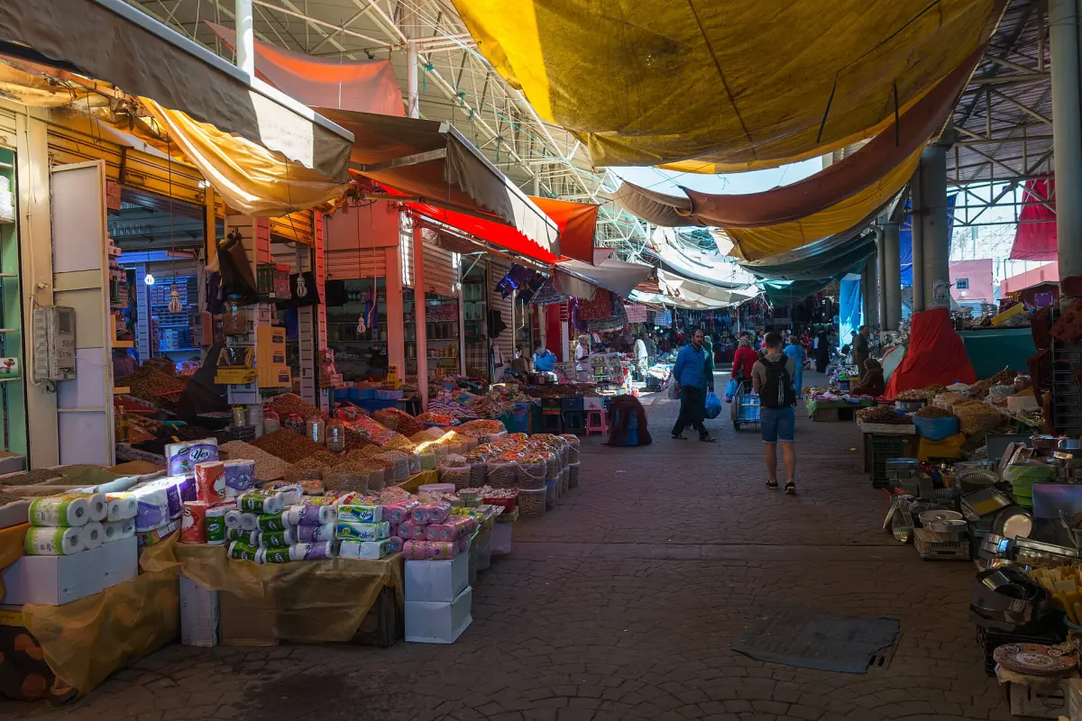 Stände unter Sonnensegeln im Souk El Had